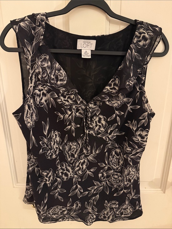 LOFT Tops - LOFT Black and White Floral V-Neck Sleeveless blouse size 14